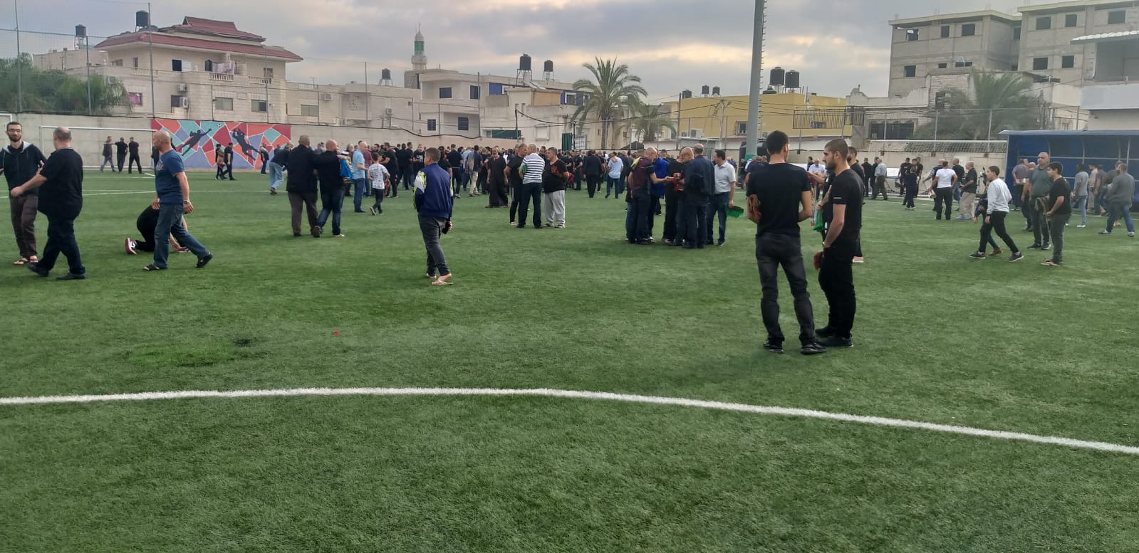 رغم الظروف الصعبة | المئات يؤدون صلاة عيد الفطر المبارك في الملعب الشرقي 